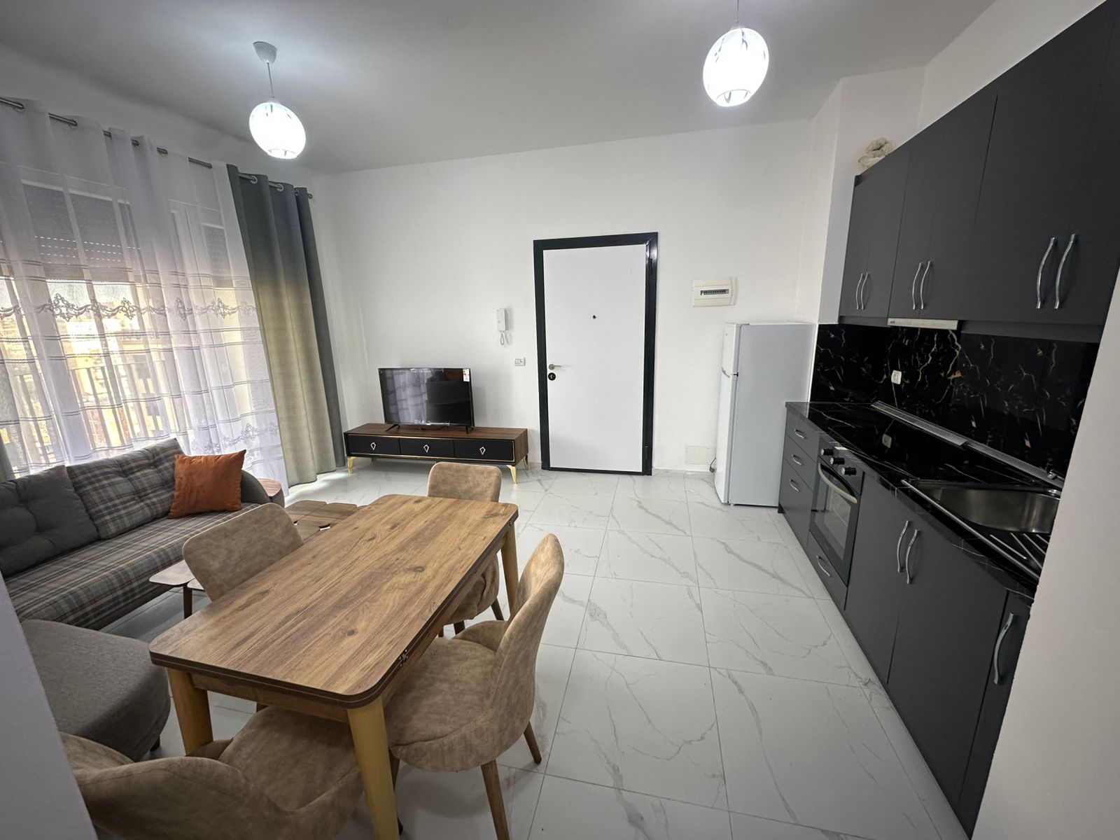 🏠 Jepet Apartament 1+1 me Qira te Ish – Fusha e Aviacionit, Tiranë