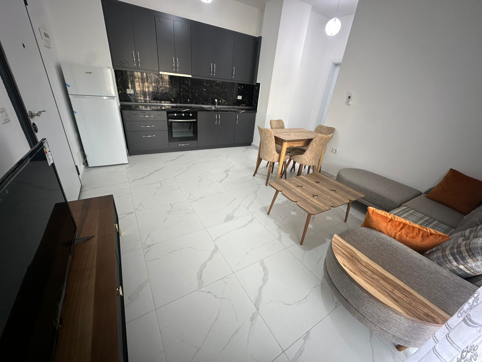 🏠 Jepet Apartament 1+1 me Qira te Ish – Fusha e Aviacionit, Tiranë