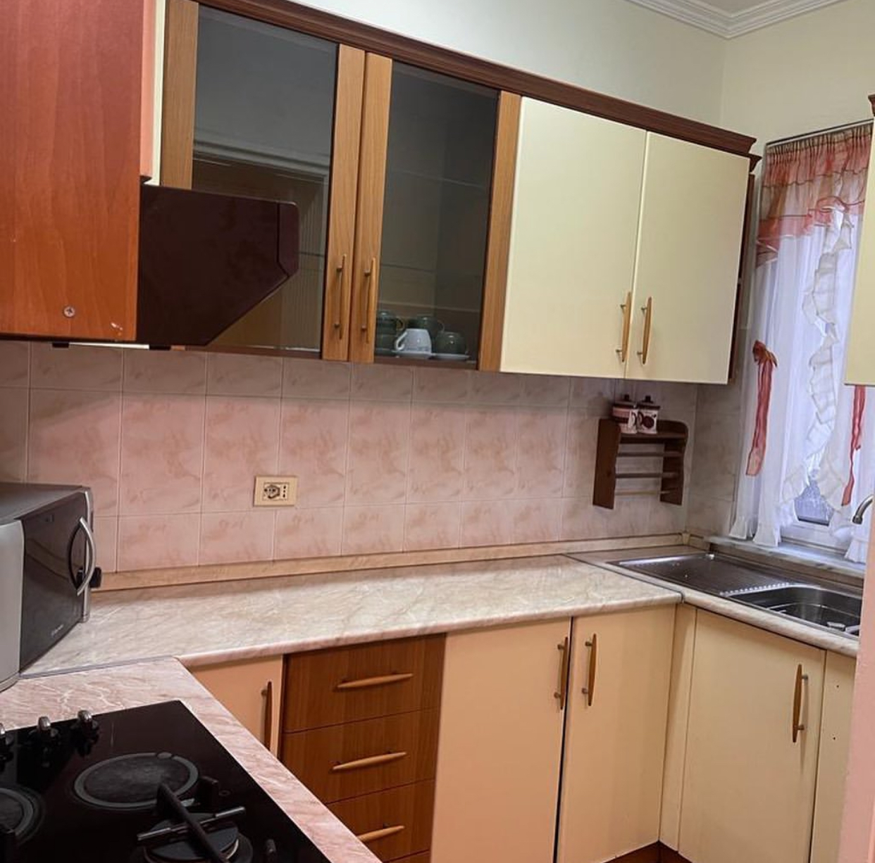 🏡 Jepet Apartament 2+1 me Qera pranë Liceut Artistik, Rruga e Elbasanit, Tiranë