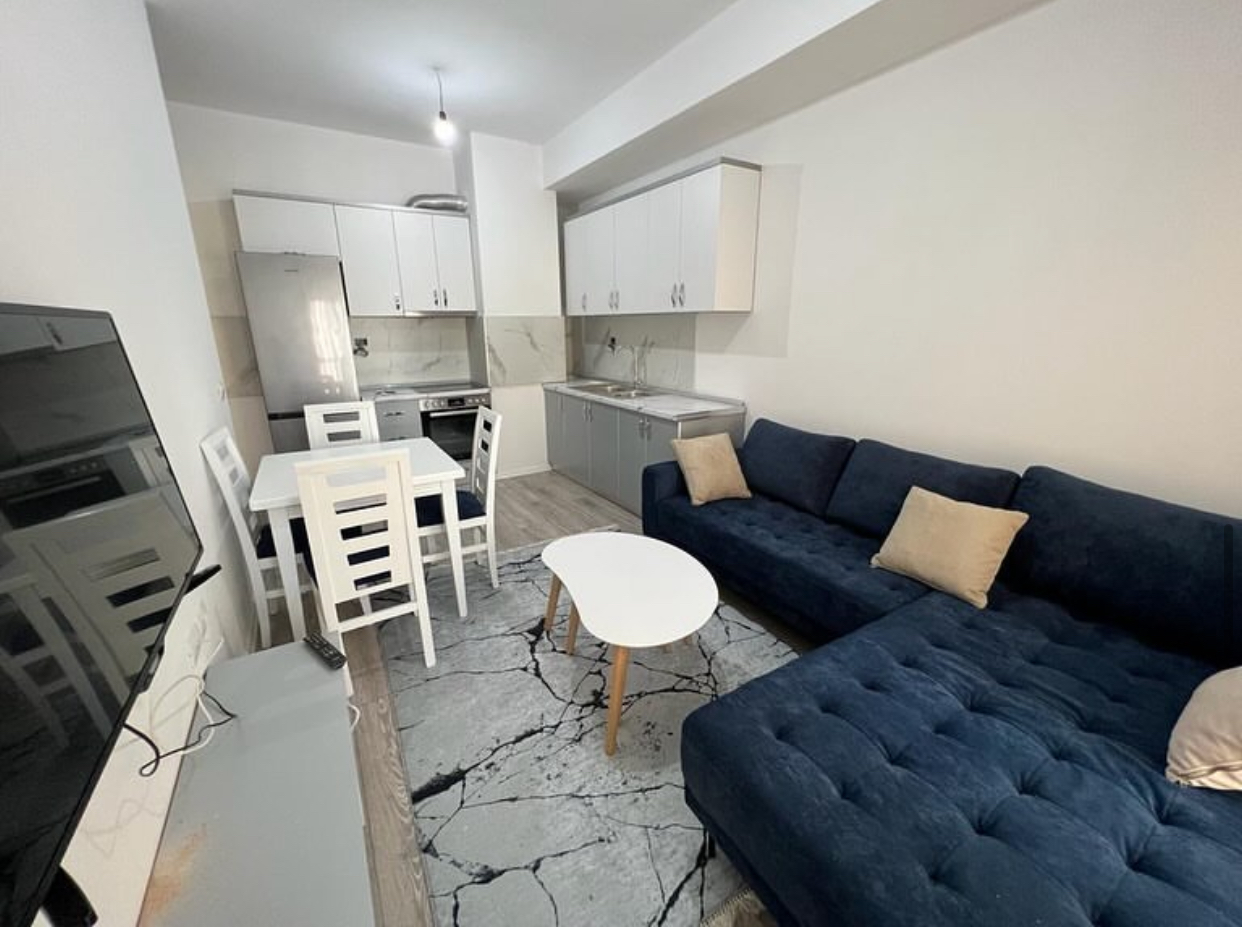 🏠 Jepët Apartament 1+1 me Qera mbi Fushën e Ali Demit, te Mangalem 21, Tiranë