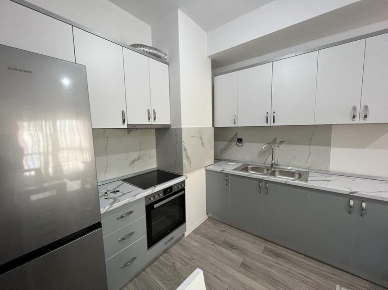 🏠 Jepët Apartament 1+1 me Qera mbi Fushën e Ali Demit, te Mangalem 21, Tiranë