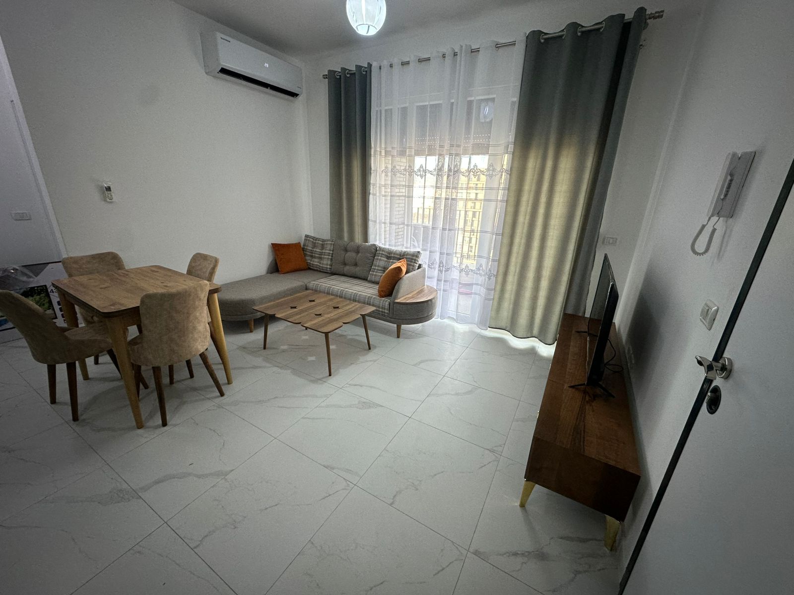 🏠 Jepet Apartament 1+1 me Qira te Ish – Fusha e Aviacionit, Tiranë