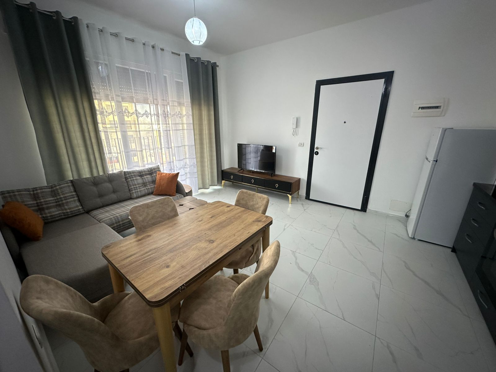 🏠 Jepet Apartament 1+1 me Qira te Ish – Fusha e Aviacionit, Tiranë