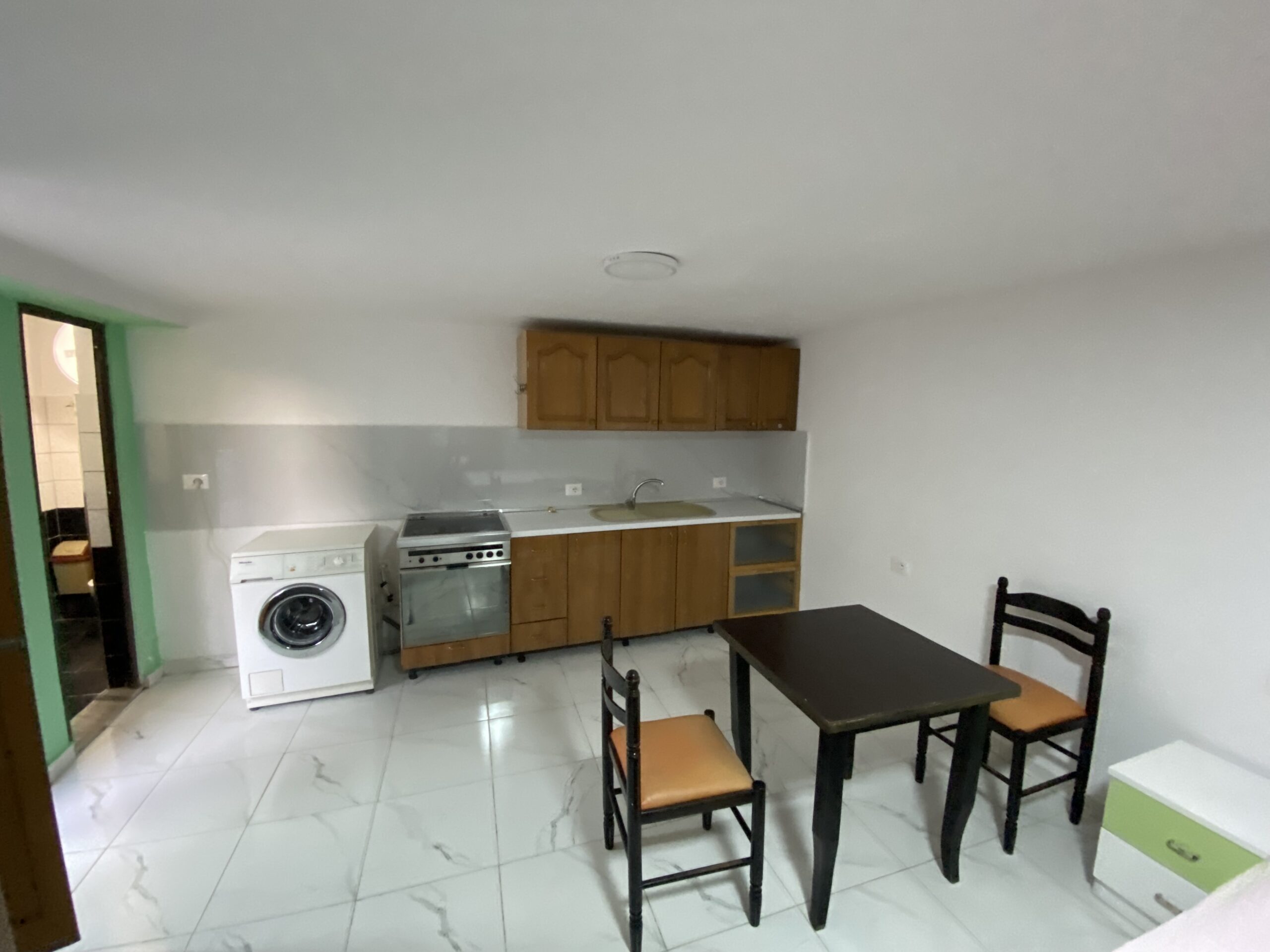 🏡 Jepet Garsioniere me Qera mbi Kompleksin Grand, Tiranë